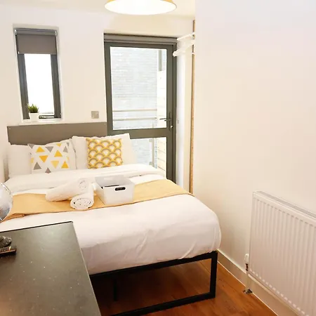 New Luxury Rooms In The Heart Of London Next To Shops, Cafes, Bars & Metro With Shared Bathrooms Exterior photo