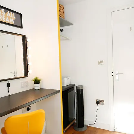 New Luxury Rooms In The Heart Of London Next To Shops, Cafes, Bars & Metro With Shared Bathrooms Exterior photo