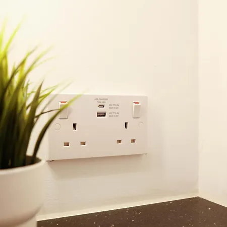 New Luxury Rooms In The Heart Of London Next To Shops, Cafes, Bars & Metro With Shared Bathrooms Exterior photo