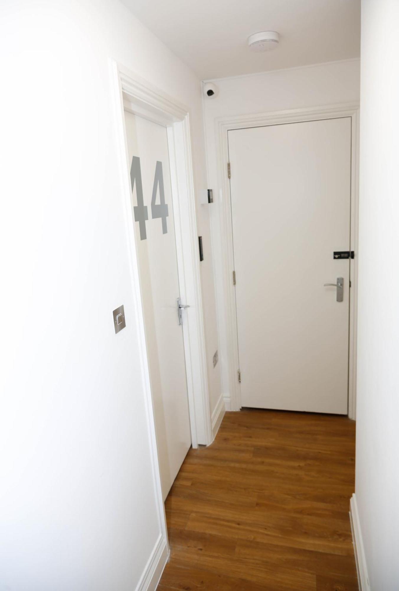Quarto em Acomodações Particulares New Luxury In The Heart Of Next To Shops, Cafes, Bars & Metro With Shared Bathrooms Londres