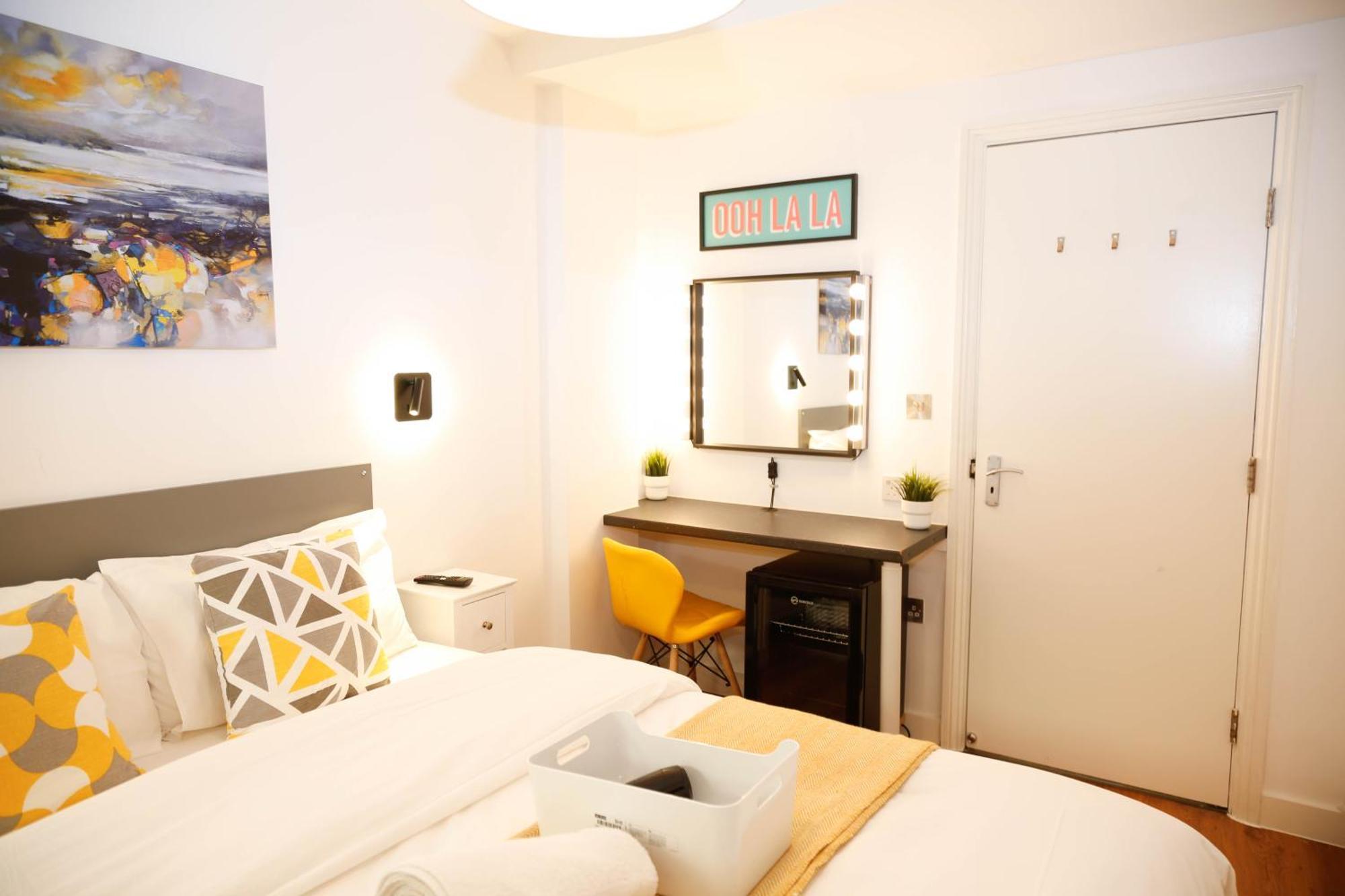 New Luxury In The Heart Of Next To Shops, Cafes, Bars & Metro With Shared Bathrooms Quarto em Acomodações Particulares Londres
