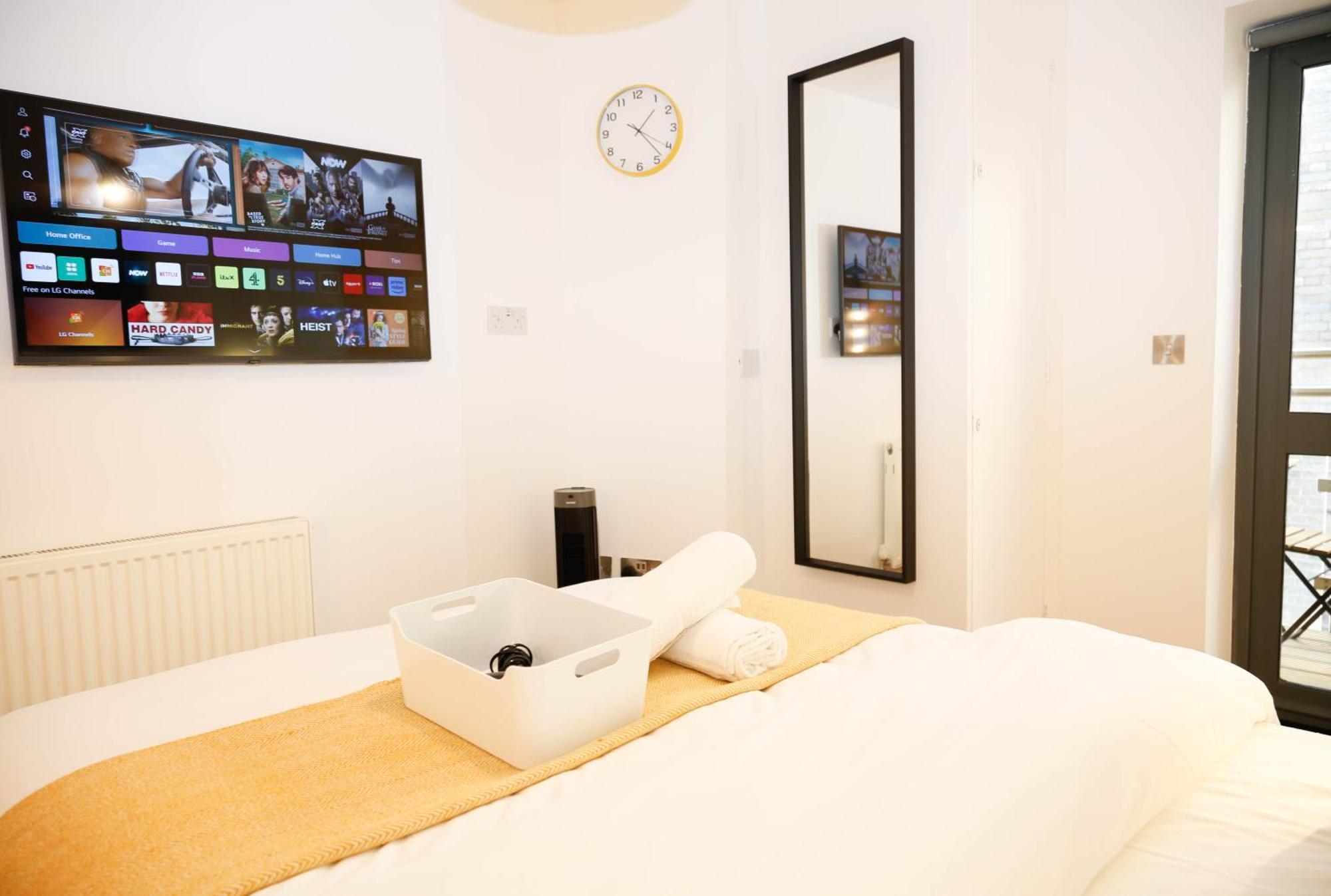 New Luxury In The Heart Of Next To Shops, Cafes, Bars & Metro With Shared Bathrooms Londres