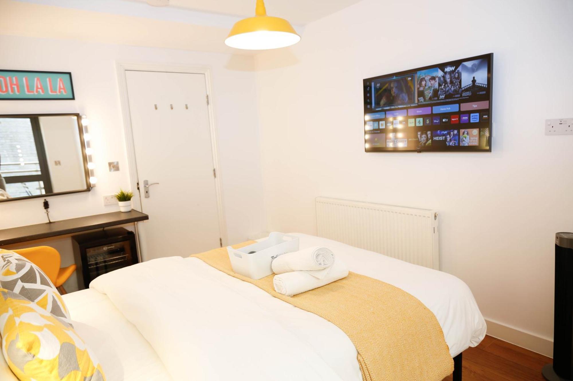 Quarto em Acomodações Particulares New Luxury In The Heart Of Next To Shops, Cafes, Bars & Metro With Shared Bathrooms