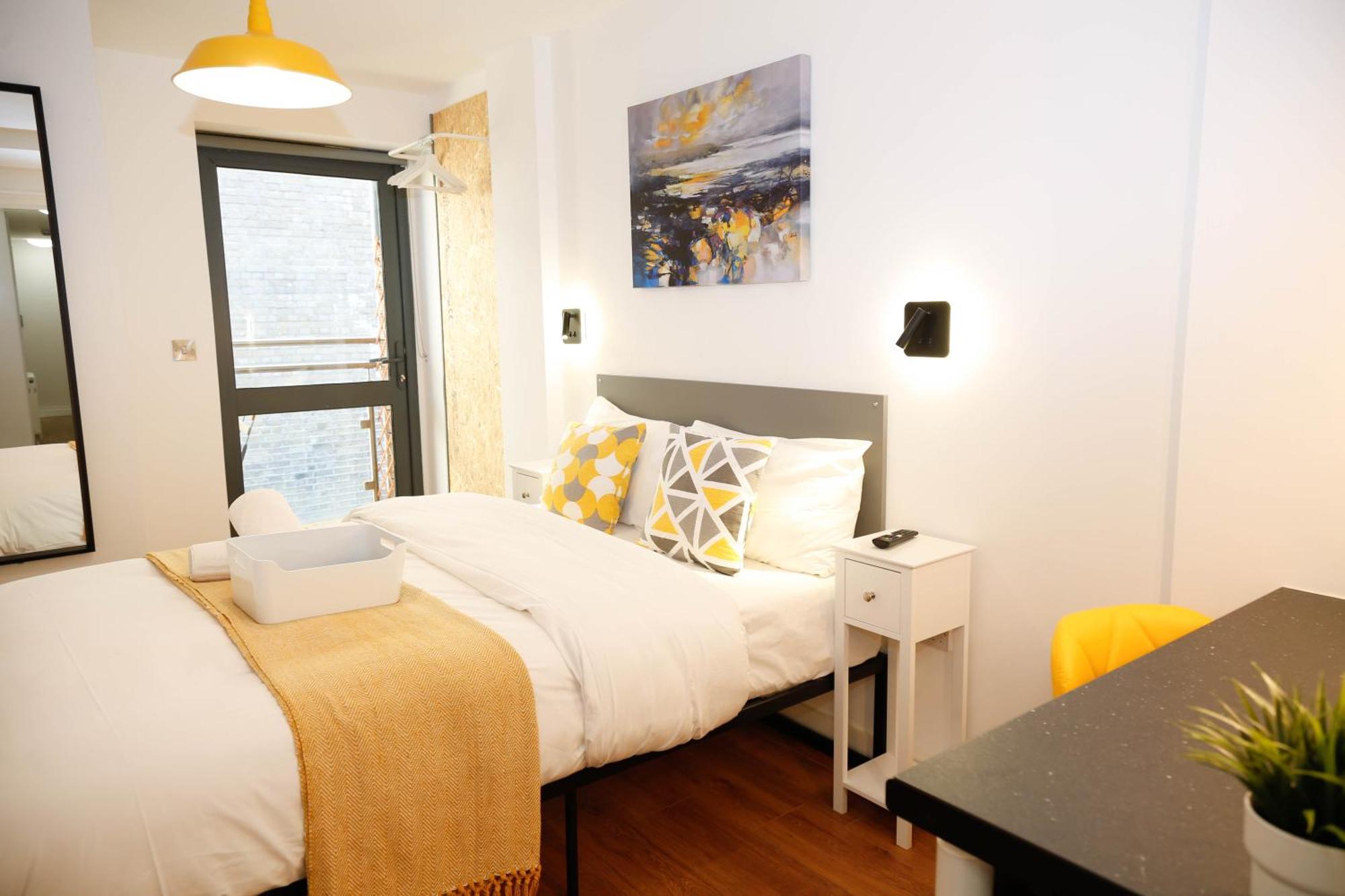 New Luxury In The Heart Of Next To Shops, Cafes, Bars & Metro With Shared Bathrooms Quarto em Acomodações Particulares *