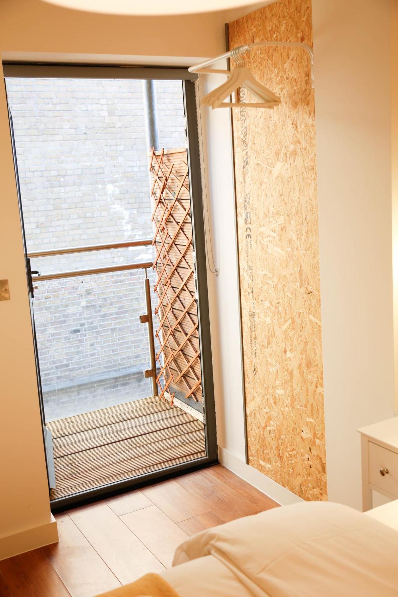 New Luxury In The Heart Of Next To Shops, Cafes, Bars & Metro With Shared Bathrooms Quarto em Acomodações Particulares *