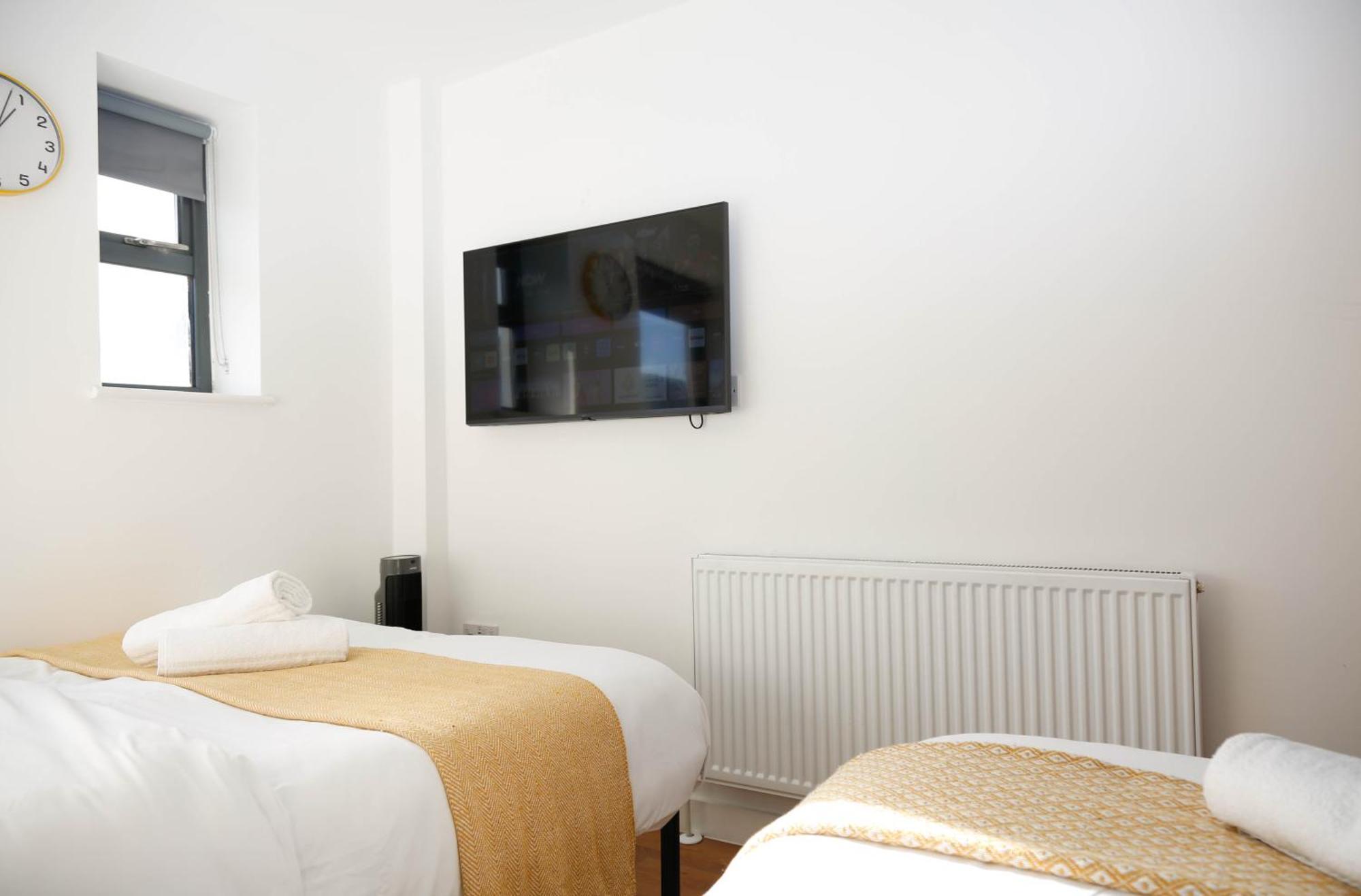 New Luxury In The Heart Of Next To Shops, Cafes, Bars & Metro With Shared Bathrooms Quarto em Acomodações Particulares *