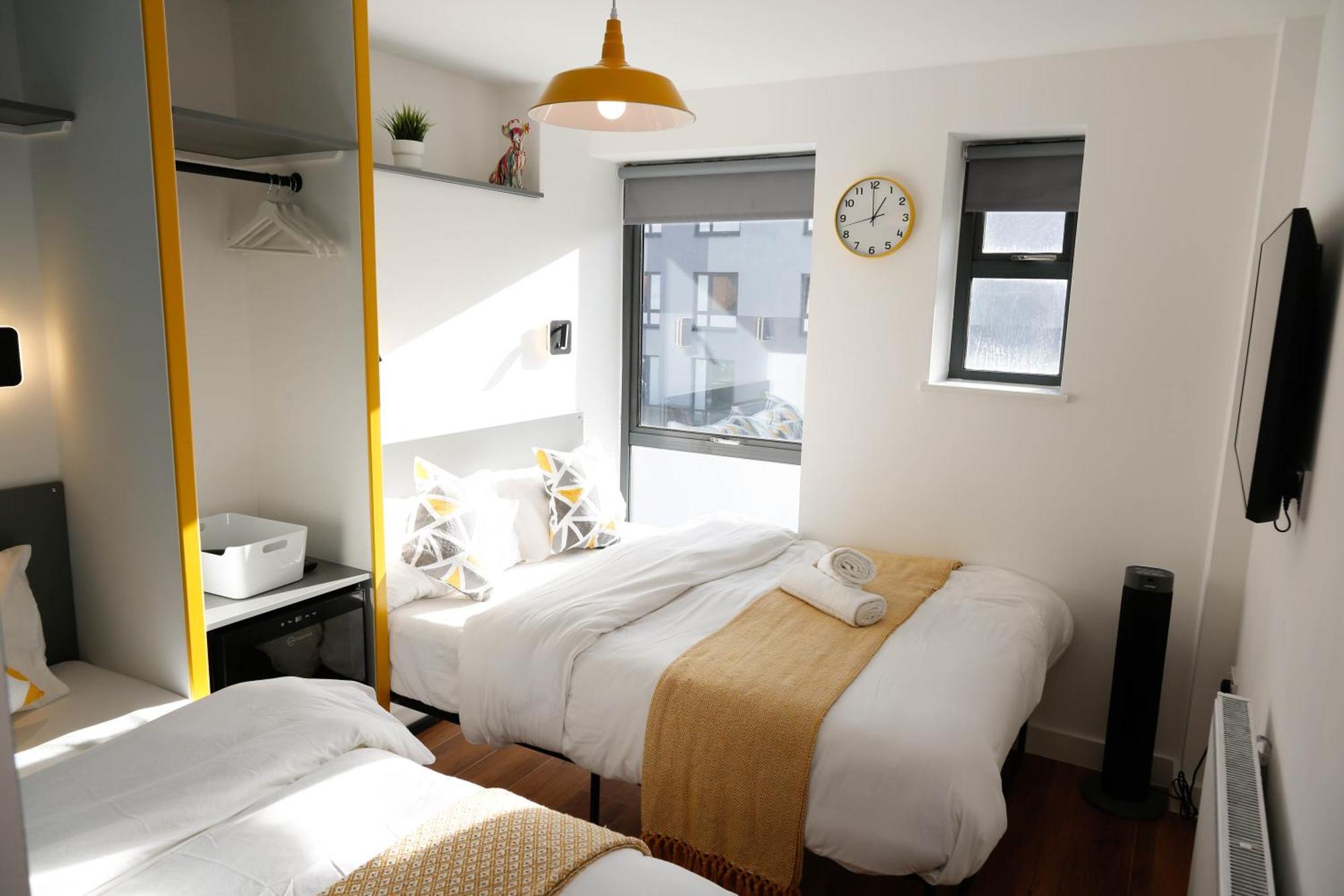 Quarto em Acomodações Particulares New Luxury In The Heart Of Next To Shops, Cafes, Bars & Metro With Shared Bathrooms Londres