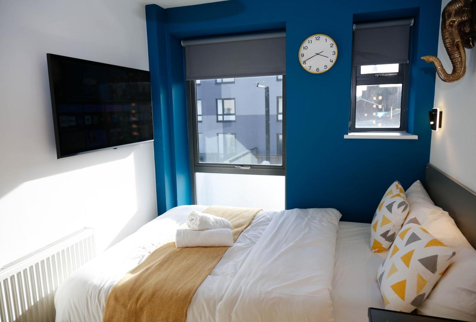 New Luxury In The Heart Of Next To Shops, Cafes, Bars & Metro With Shared Bathrooms Quarto em Acomodações Particulares Londres
