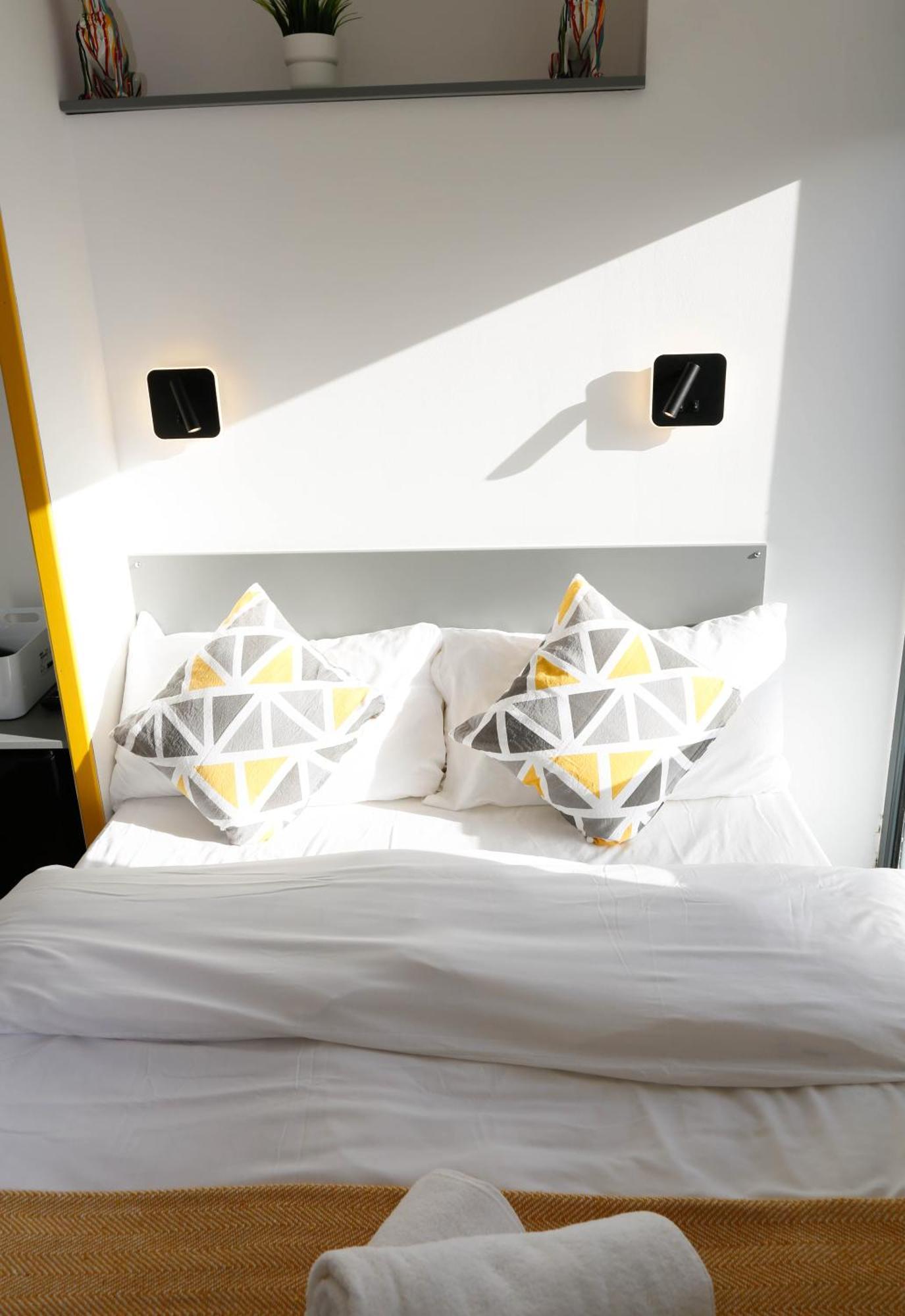 Quarto em Acomodações Particulares New Luxury In The Heart Of Next To Shops, Cafes, Bars & Metro With Shared Bathrooms Londres