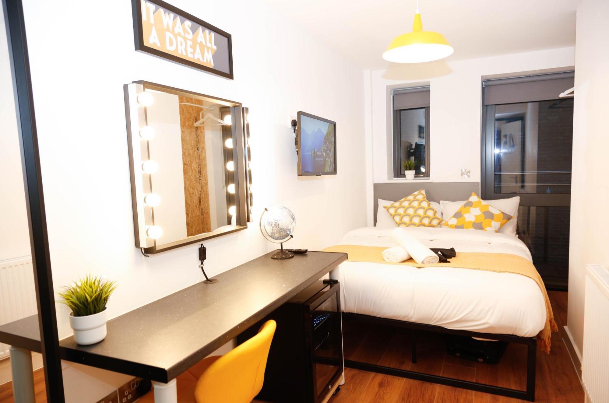 New Luxury In The Heart Of Next To Shops, Cafes, Bars & Metro With Shared Bathrooms * Londres