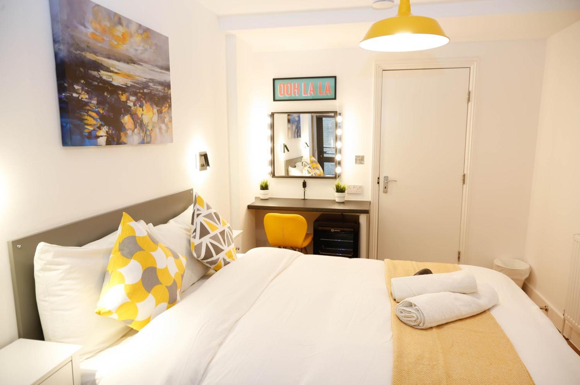 New Luxury In The Heart Of Next To Shops, Cafes, Bars & Metro With Shared Bathrooms Londres