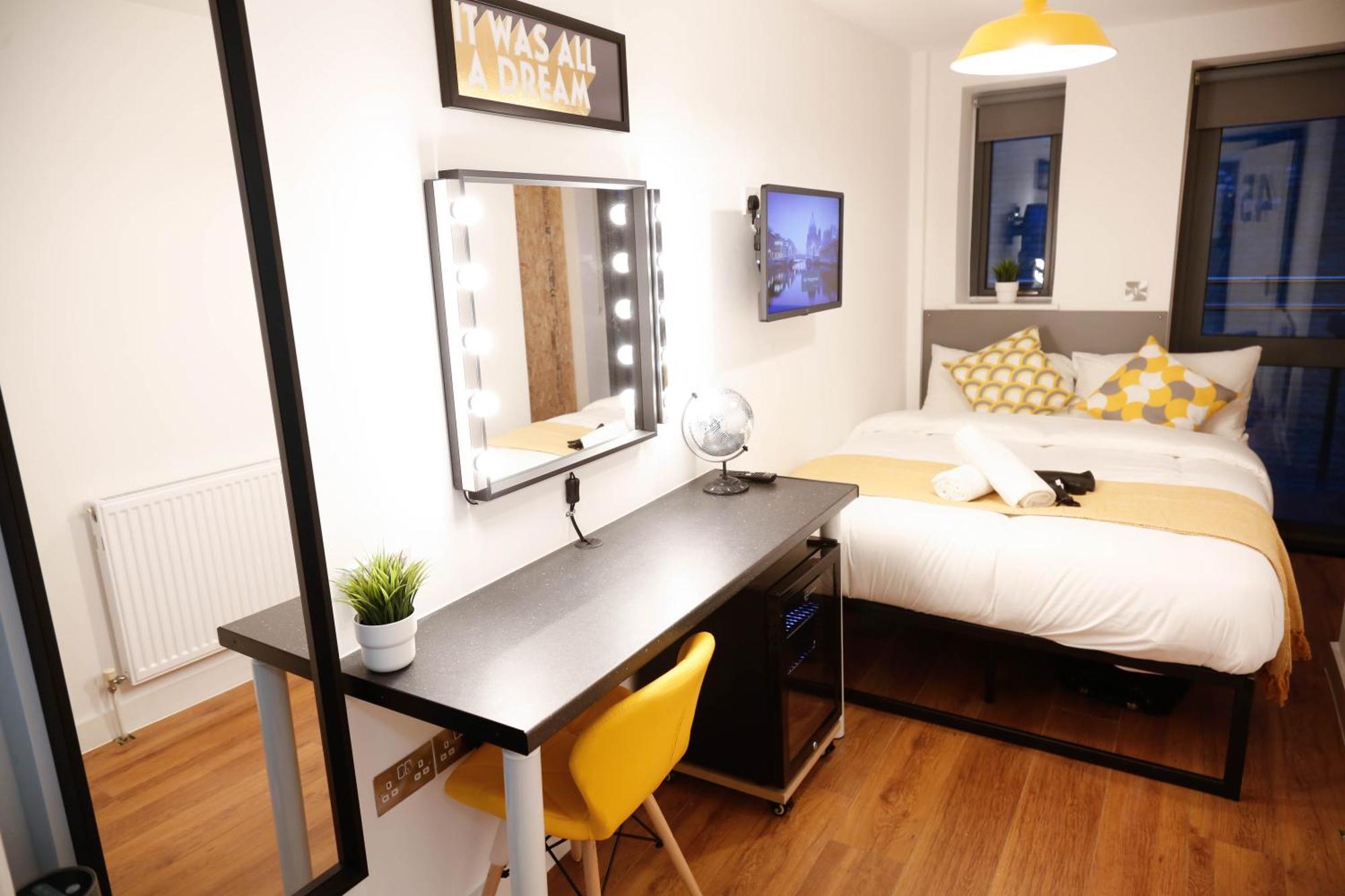 Quarto em Acomodações Particulares New Luxury In The Heart Of Next To Shops, Cafes, Bars & Metro With Shared Bathrooms