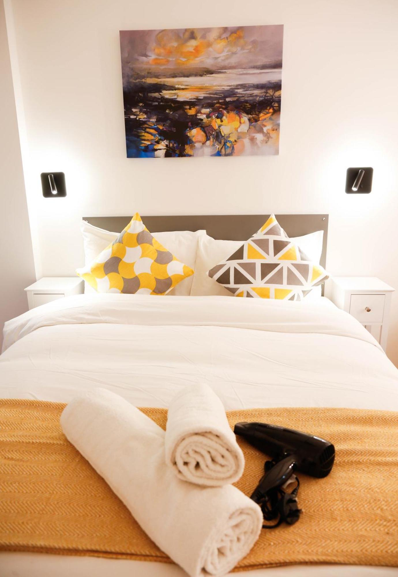 New Luxury In The Heart Of Next To Shops, Cafes, Bars & Metro With Shared Bathrooms Quarto em Acomodações Particulares *