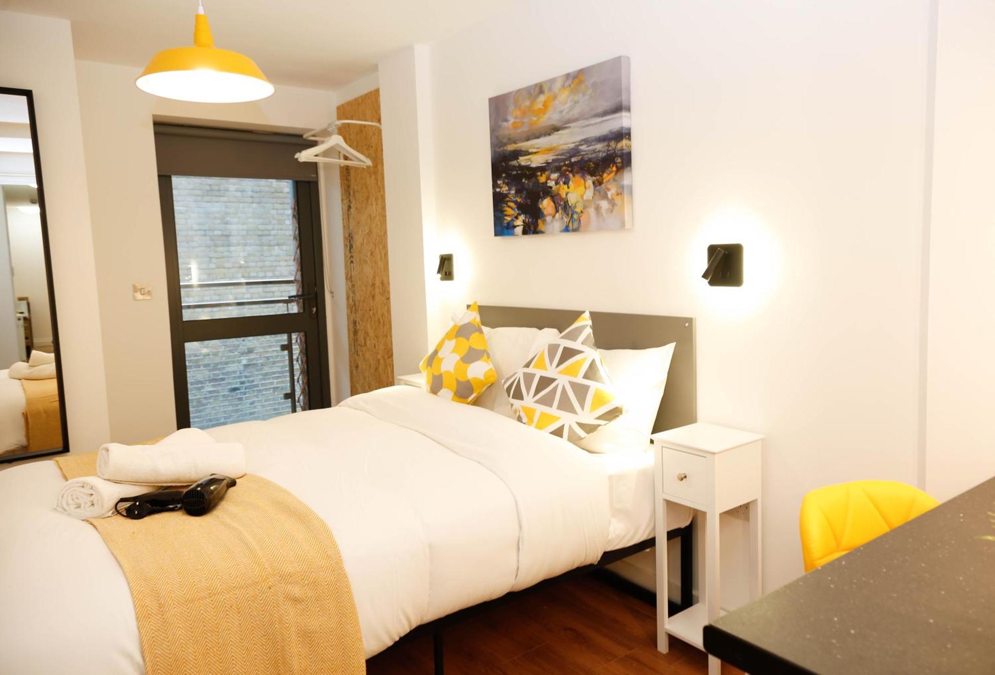 Quarto em Acomodações Particulares New Luxury In The Heart Of Next To Shops, Cafes, Bars & Metro With Shared Bathrooms Londres