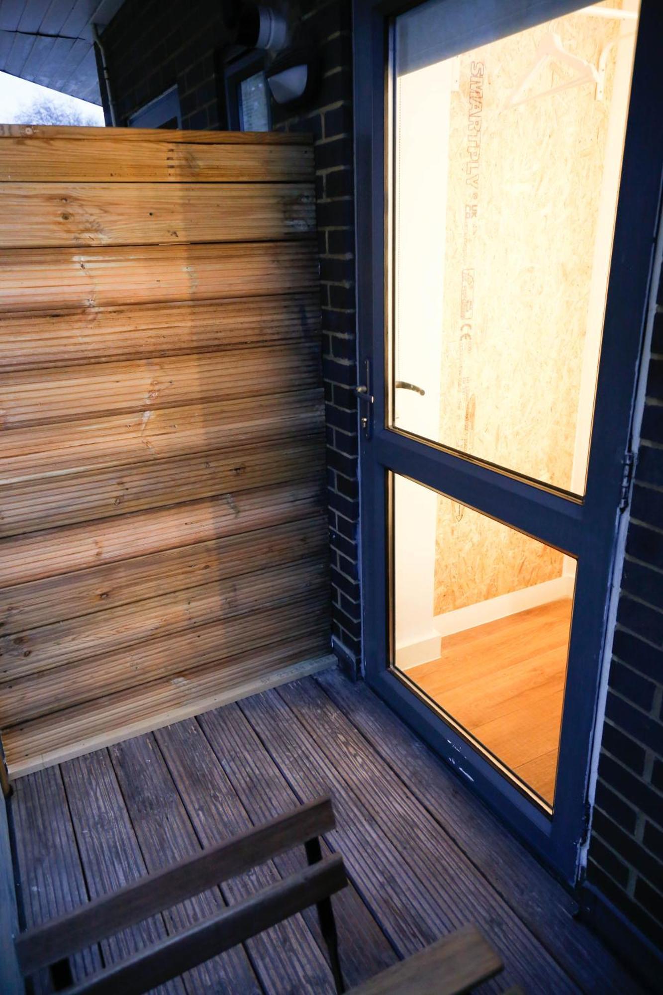 New Luxury In The Heart Of Next To Shops, Cafes, Bars & Metro With Shared Bathrooms * Londres