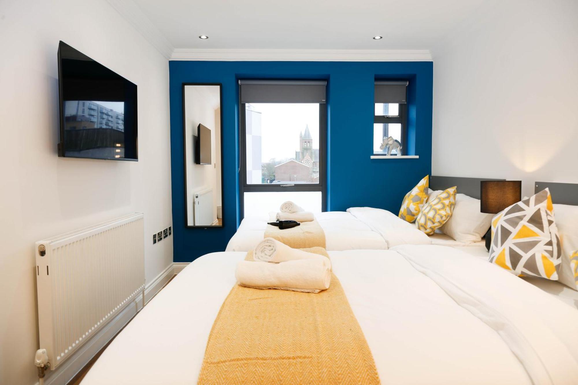 New Luxury In The Heart Of Next To Shops, Cafes, Bars & Metro With Shared Bathrooms Quarto em Acomodações Particulares