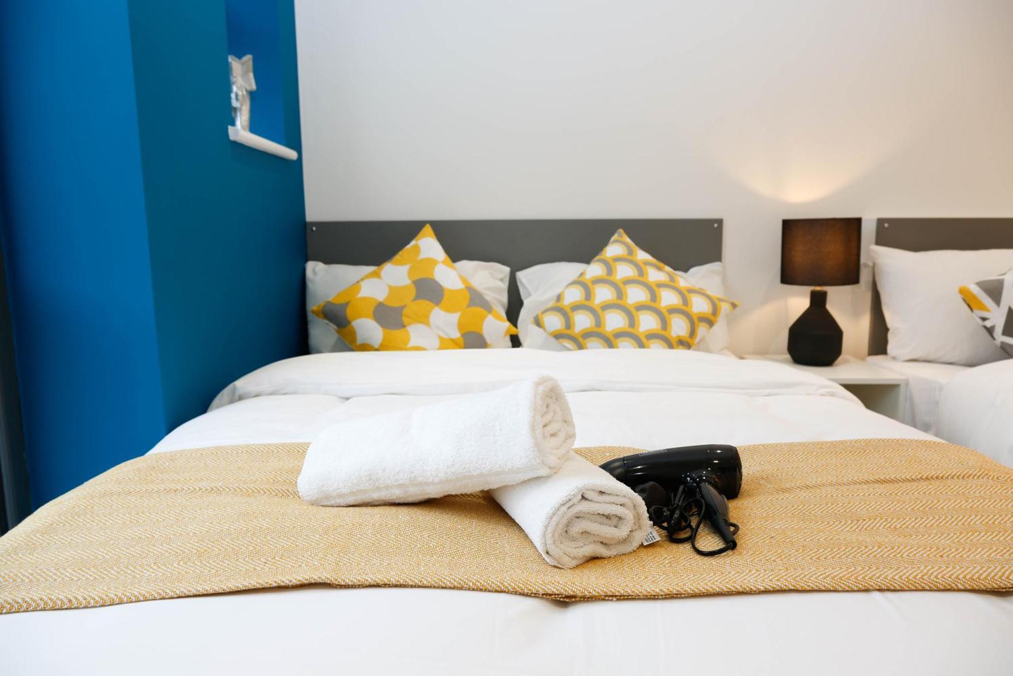 New Luxury In The Heart Of Next To Shops, Cafes, Bars & Metro With Shared Bathrooms * Londres