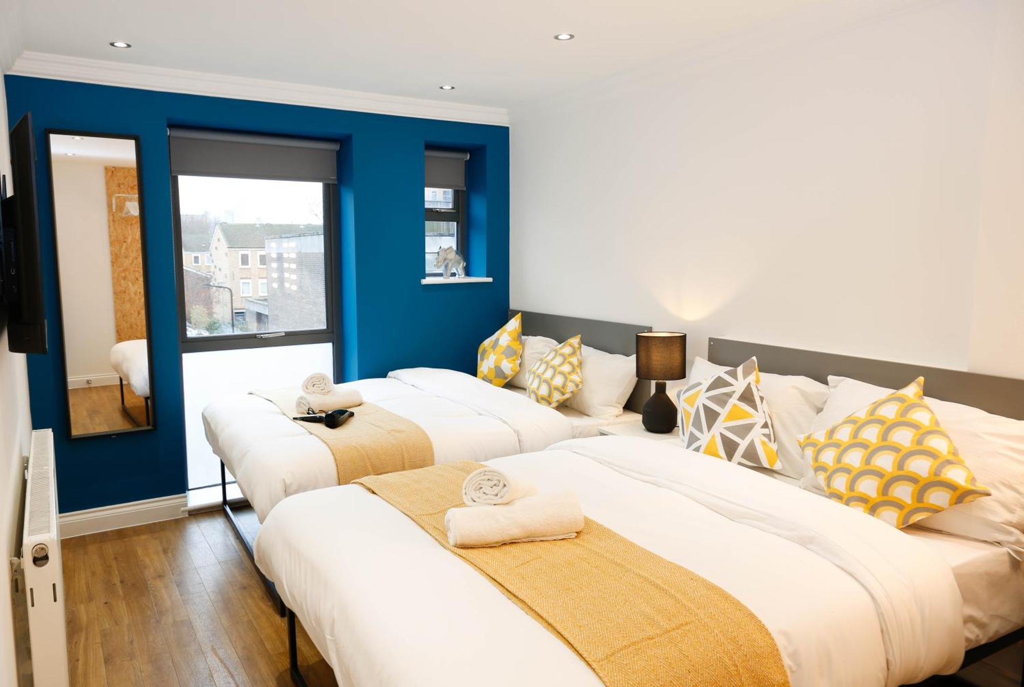 New Luxury In The Heart Of Next To Shops, Cafes, Bars & Metro With Shared Bathrooms * Londres