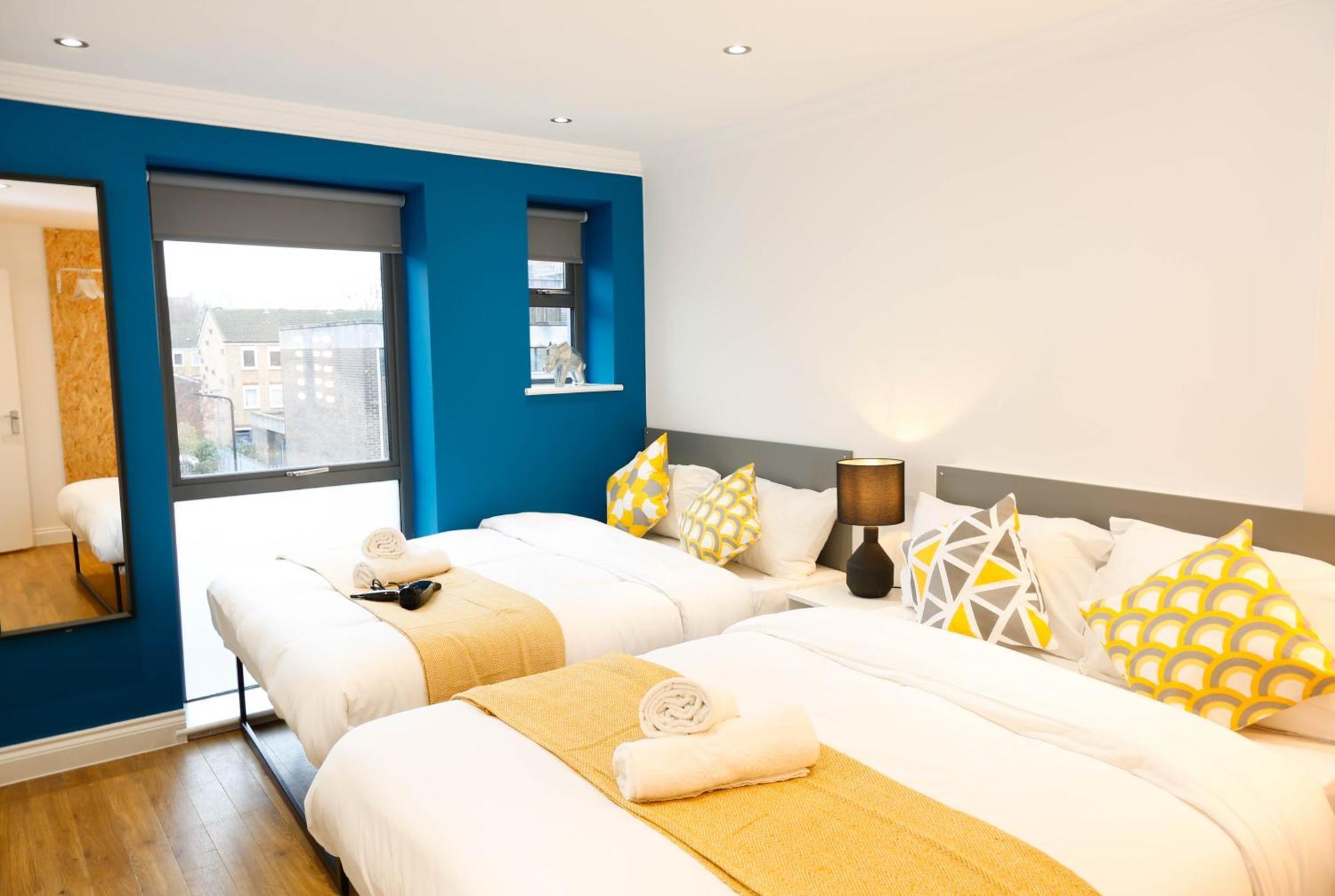 New Luxury In The Heart Of Next To Shops, Cafes, Bars & Metro With Shared Bathrooms * Londres