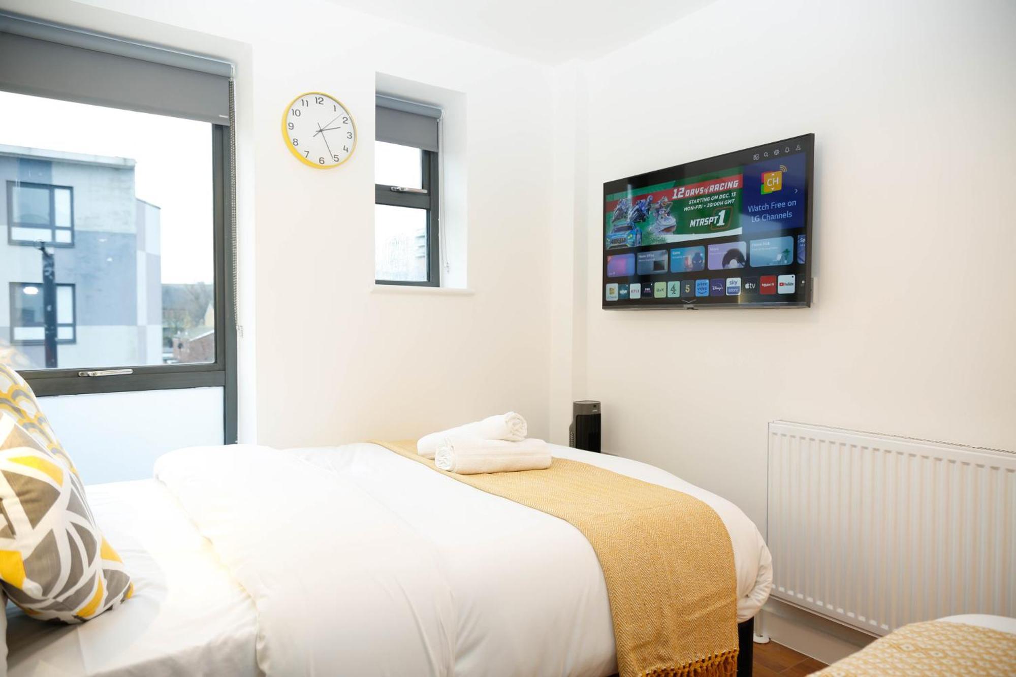 New Luxury In The Heart Of Next To Shops, Cafes, Bars & Metro With Shared Bathrooms * Londres