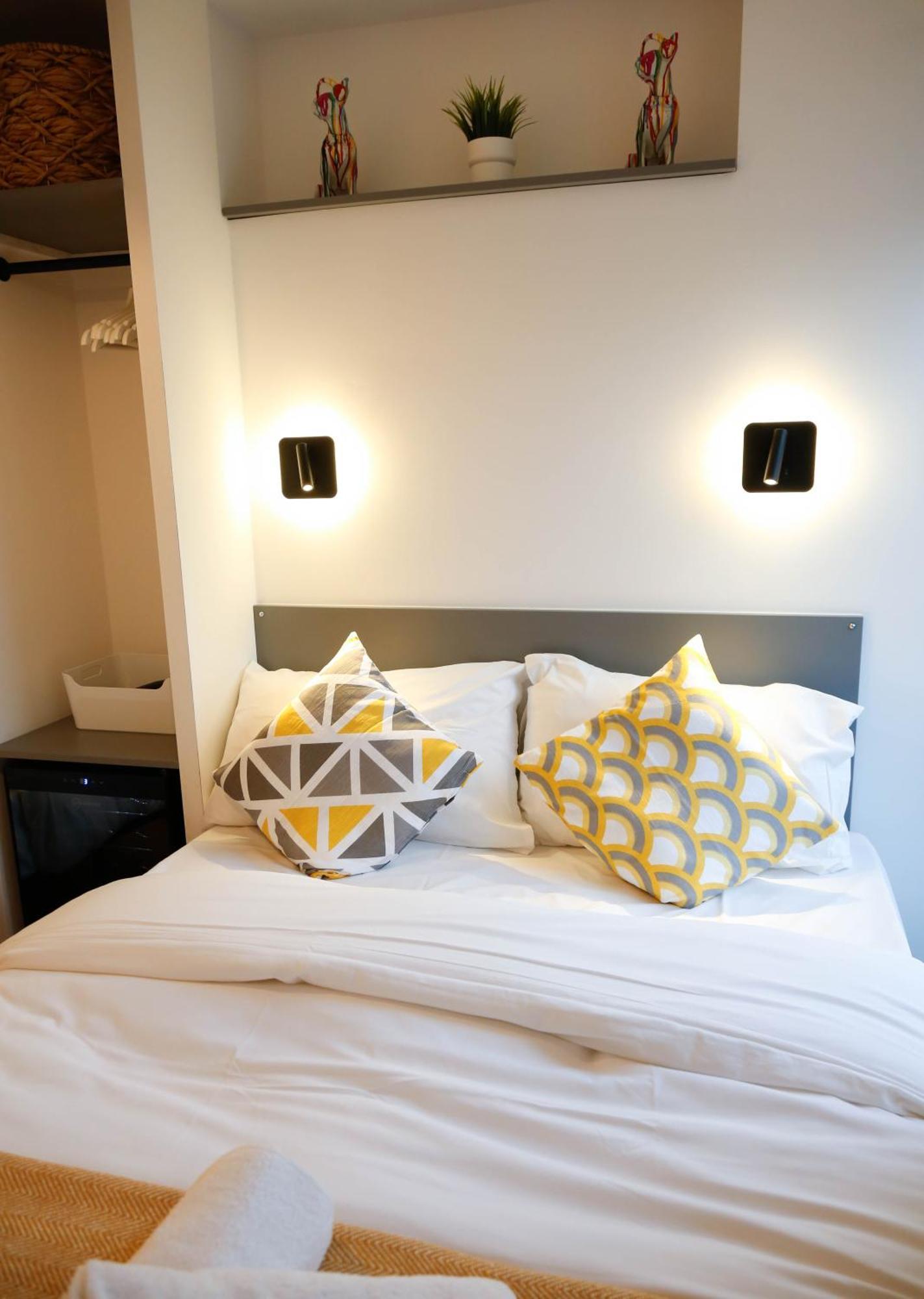 Quarto em Acomodações Particulares New Luxury In The Heart Of Next To Shops, Cafes, Bars & Metro With Shared Bathrooms Londres