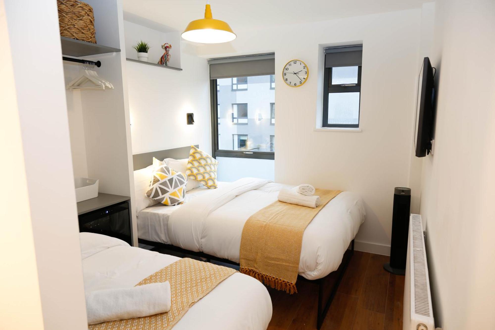 Quarto em Acomodações Particulares New Luxury In The Heart Of Next To Shops, Cafes, Bars & Metro With Shared Bathrooms