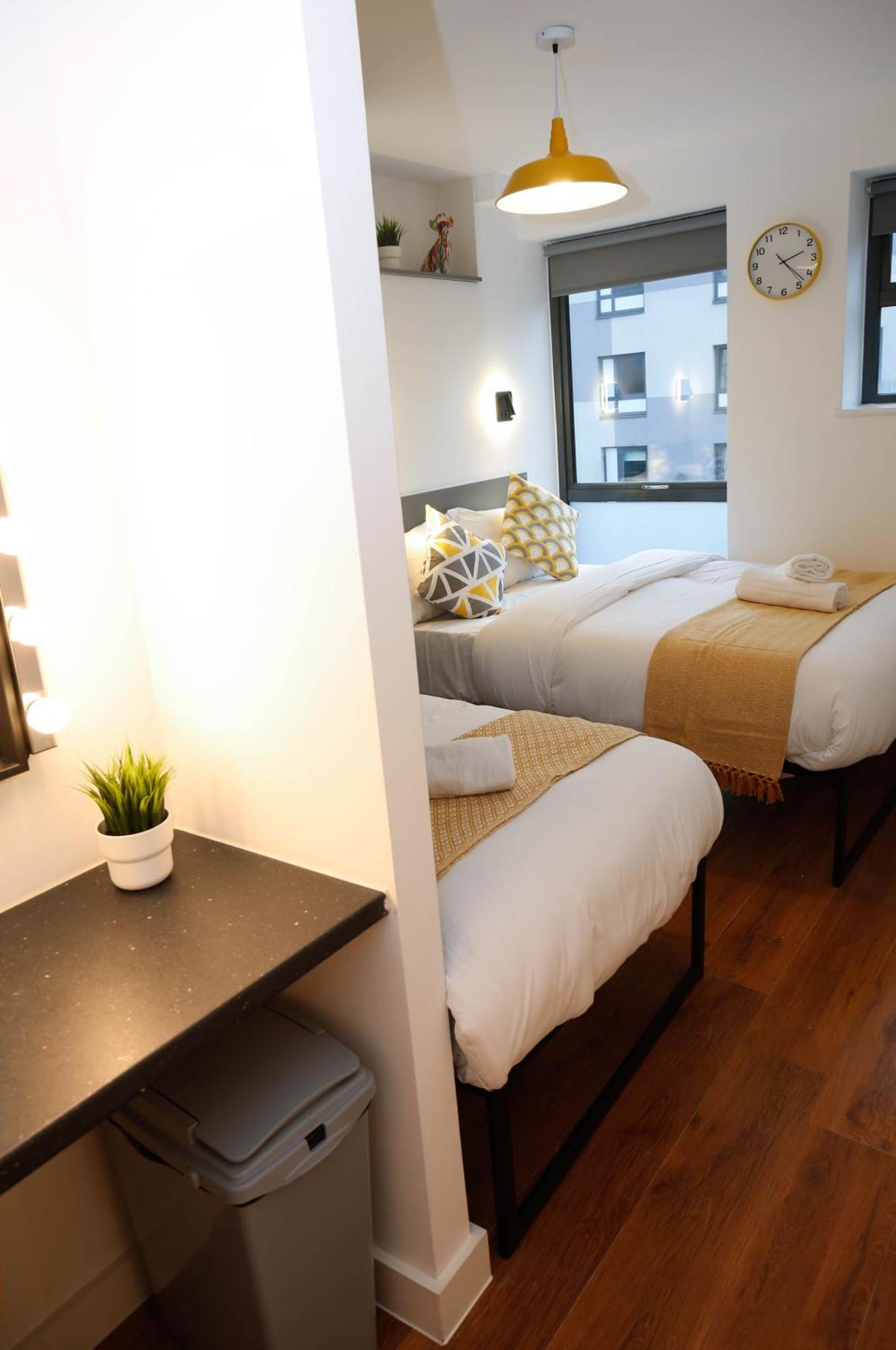 New Luxury In The Heart Of Next To Shops, Cafes, Bars & Metro With Shared Bathrooms Quarto em Acomodações Particulares Londres