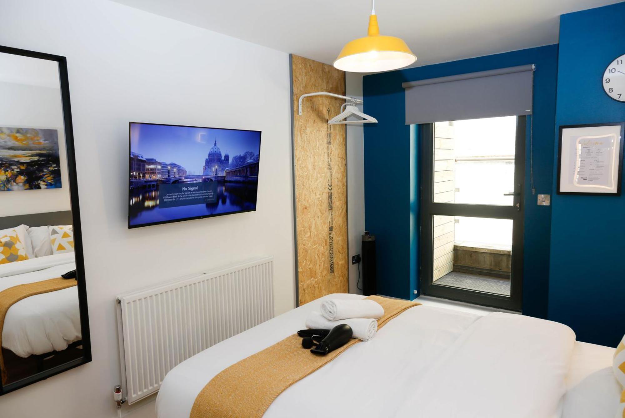 New Luxury In The Heart Of Next To Shops, Cafes, Bars & Metro With Shared Bathrooms * Londres