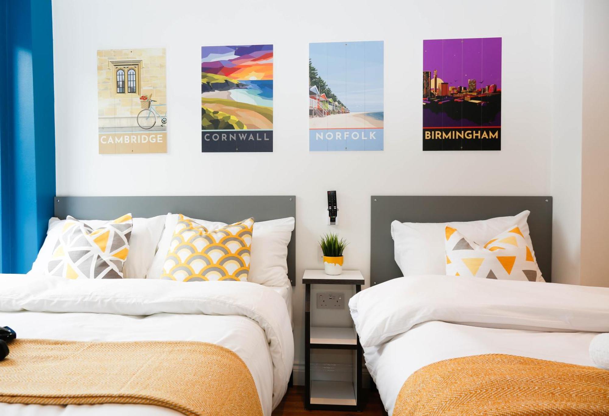 New Luxury In The Heart Of Next To Shops, Cafes, Bars & Metro With Shared Bathrooms * Londres