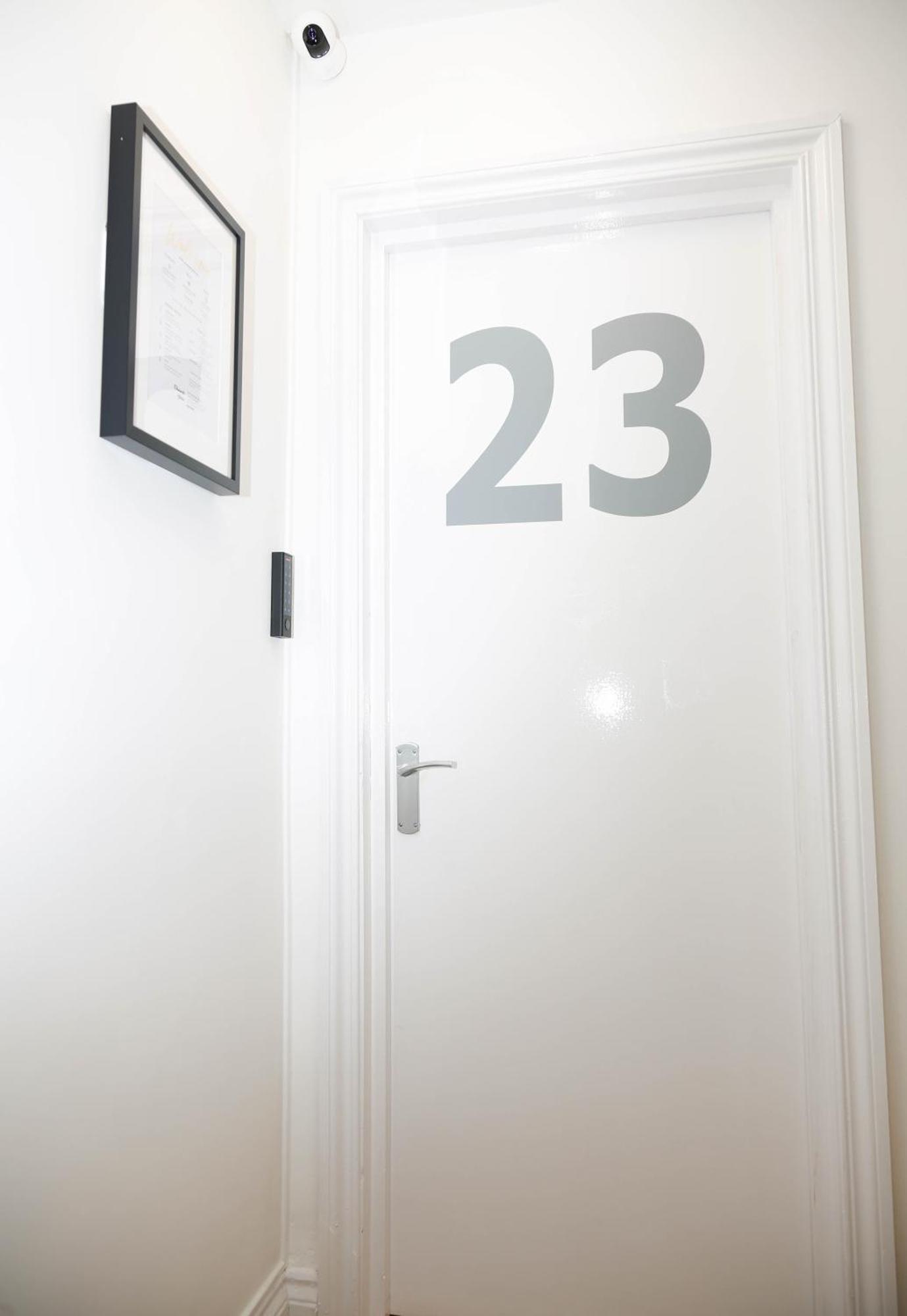 New Luxury In The Heart Of Next To Shops, Cafes, Bars & Metro With Shared Bathrooms Quarto em Acomodações Particulares Londres
