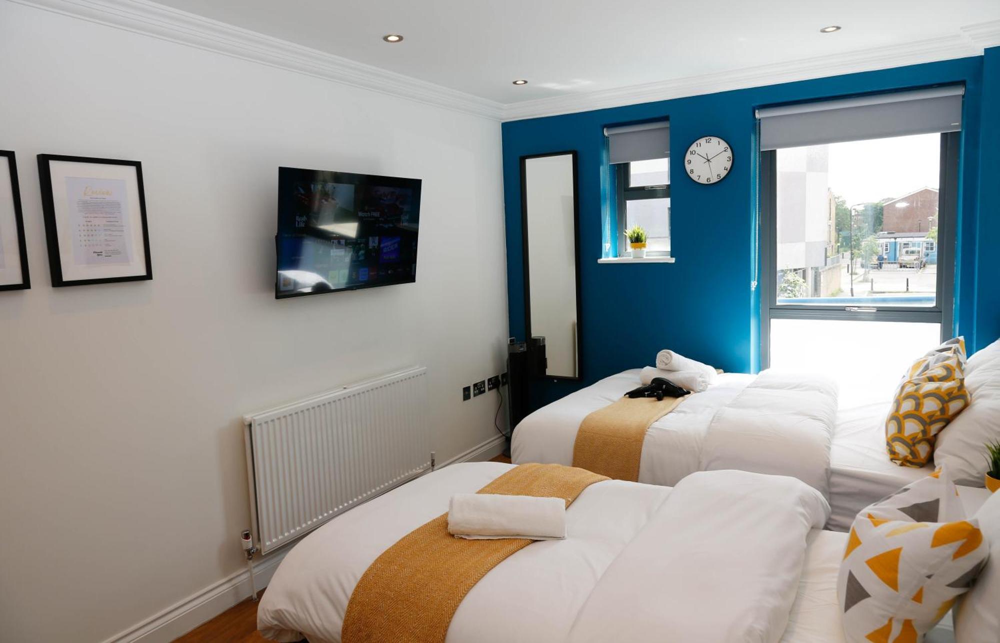 New Luxury In The Heart Of Next To Shops, Cafes, Bars & Metro With Shared Bathrooms Londres