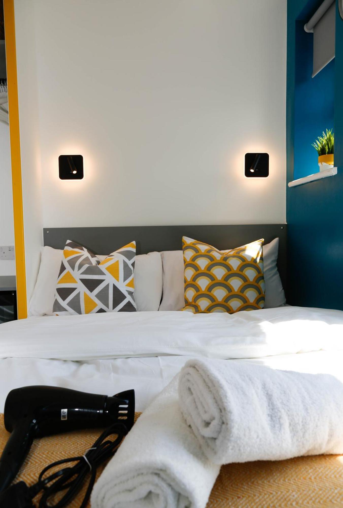 New Luxury In The Heart Of Next To Shops, Cafes, Bars & Metro With Shared Bathrooms Quarto em Acomodações Particulares *