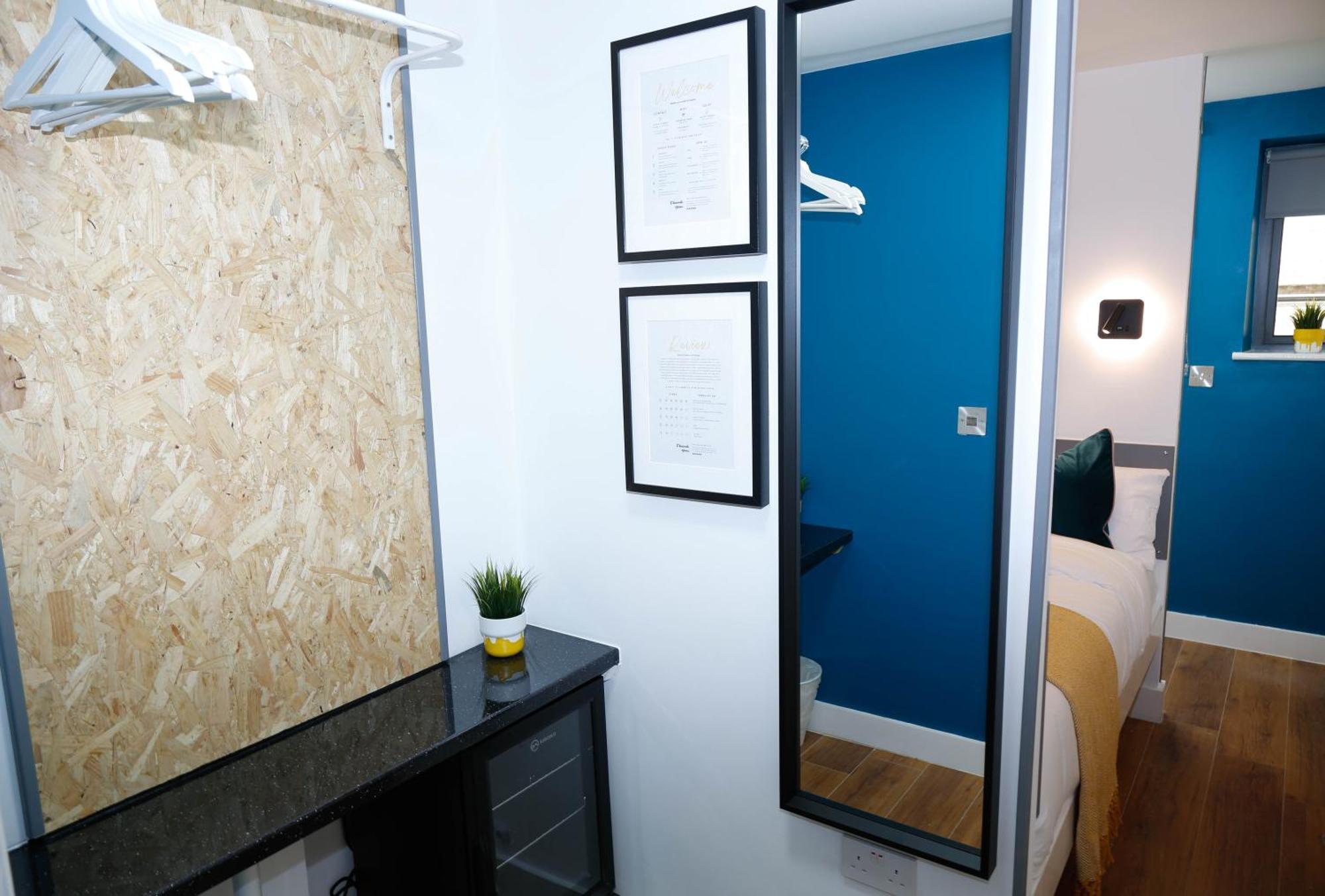Quarto em Acomodações Particulares New Luxury In The Heart Of Next To Shops, Cafes, Bars & Metro With Shared Bathrooms Londres