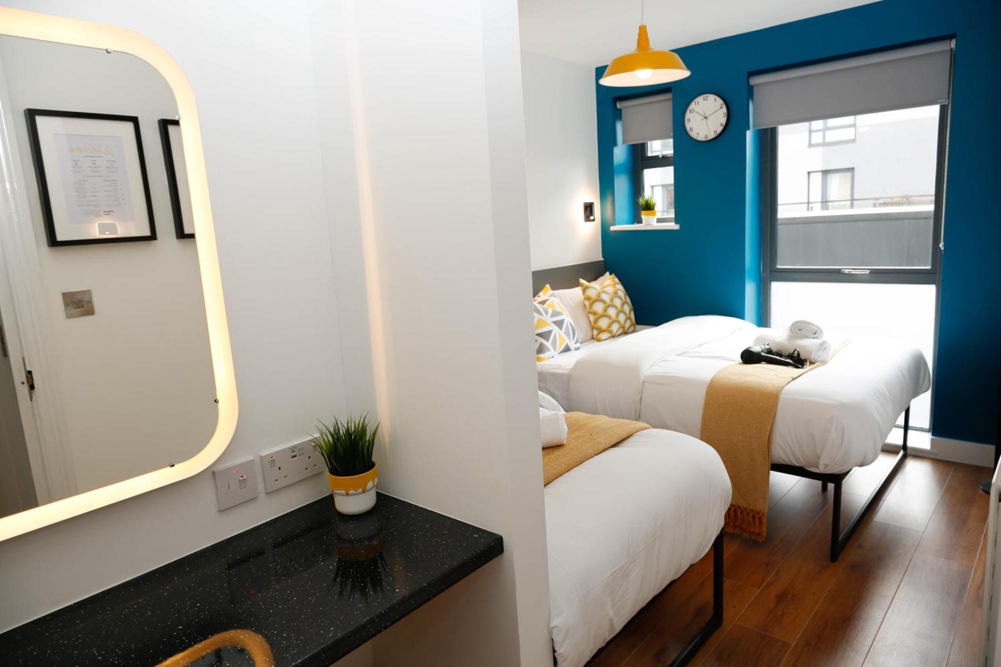 New Luxury In The Heart Of Next To Shops, Cafes, Bars & Metro With Shared Bathrooms Londres