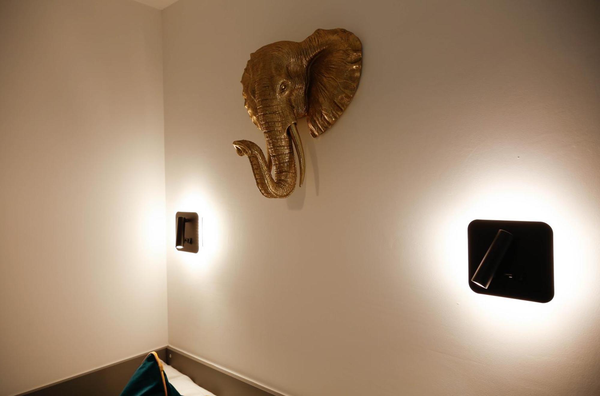 New Luxury In The Heart Of Next To Shops, Cafes, Bars & Metro With Shared Bathrooms * Londres