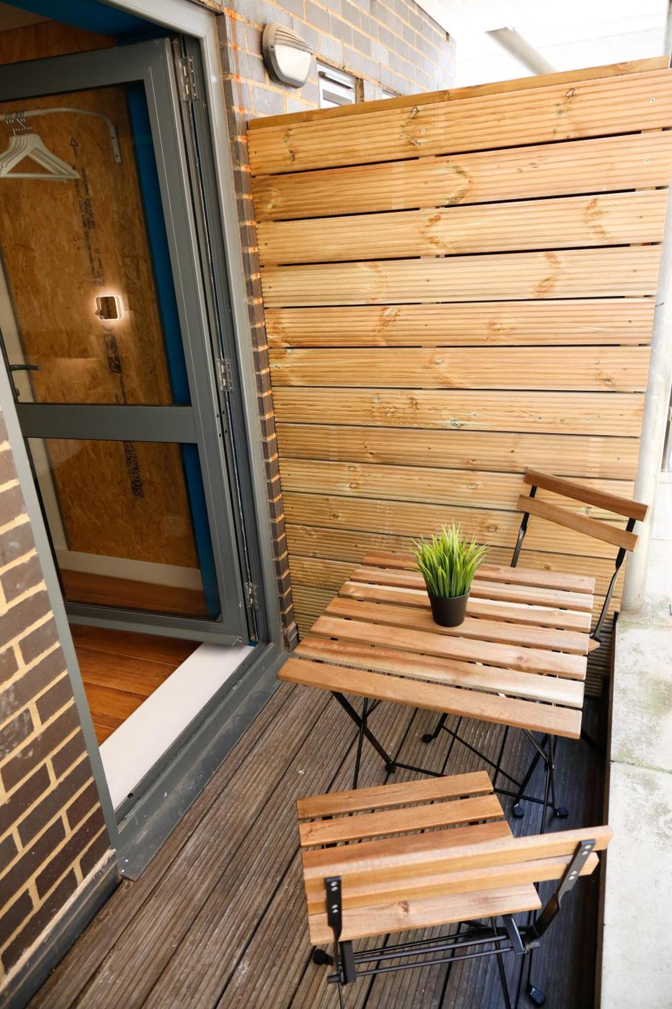 Quarto em Acomodações Particulares New Luxury In The Heart Of Next To Shops, Cafes, Bars & Metro With Shared Bathrooms Londres