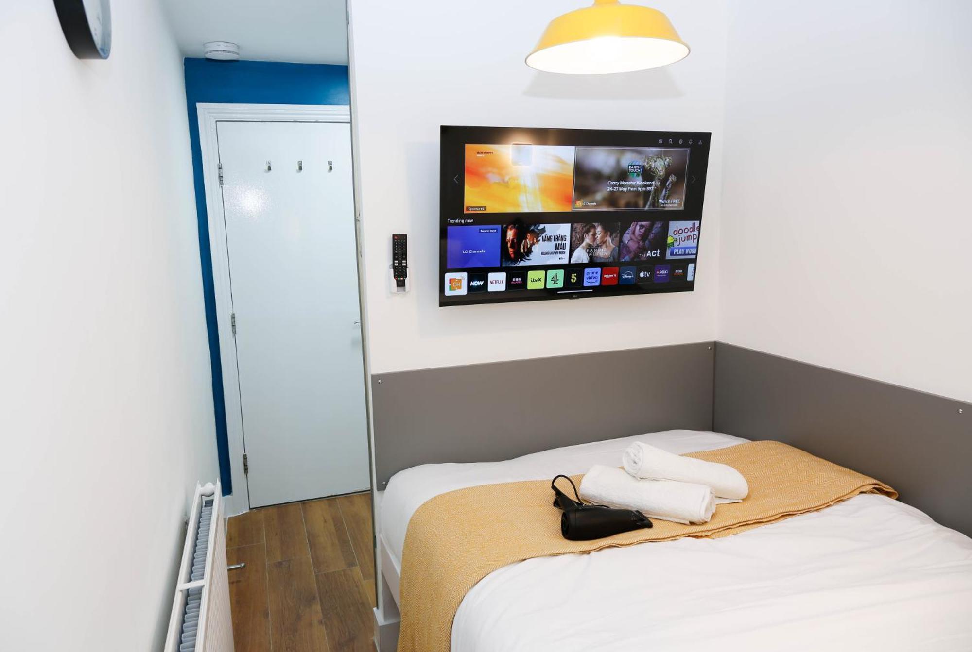New Luxury In The Heart Of Next To Shops, Cafes, Bars & Metro With Shared Bathrooms Quarto em Acomodações Particulares Londres