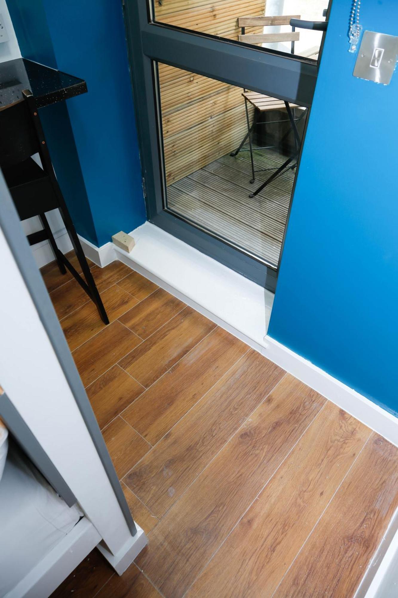 Quarto em Acomodações Particulares New Luxury In The Heart Of Next To Shops, Cafes, Bars & Metro With Shared Bathrooms *