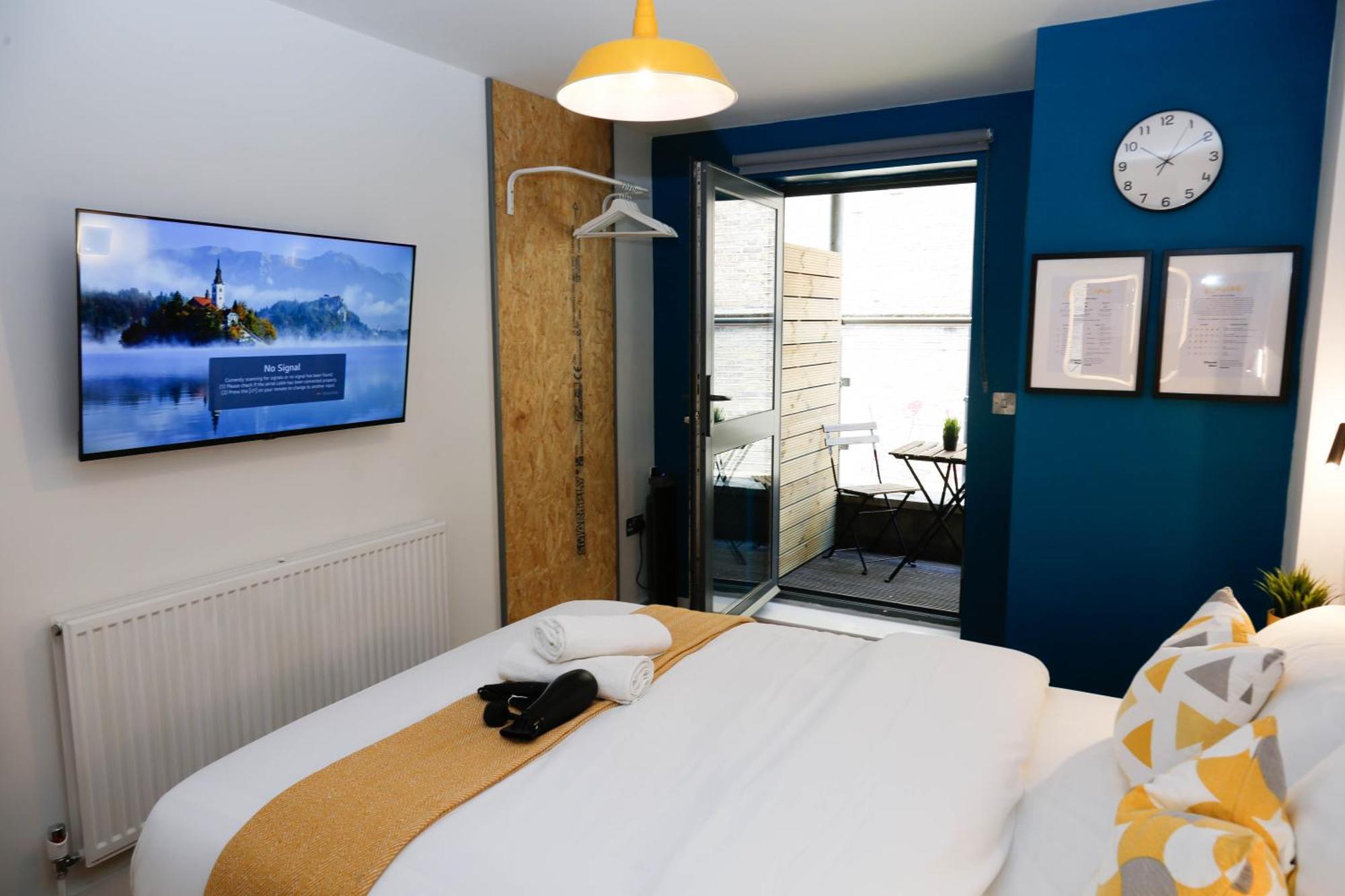 Quarto em Acomodações Particulares New Luxury In The Heart Of Next To Shops, Cafes, Bars & Metro With Shared Bathrooms Londres