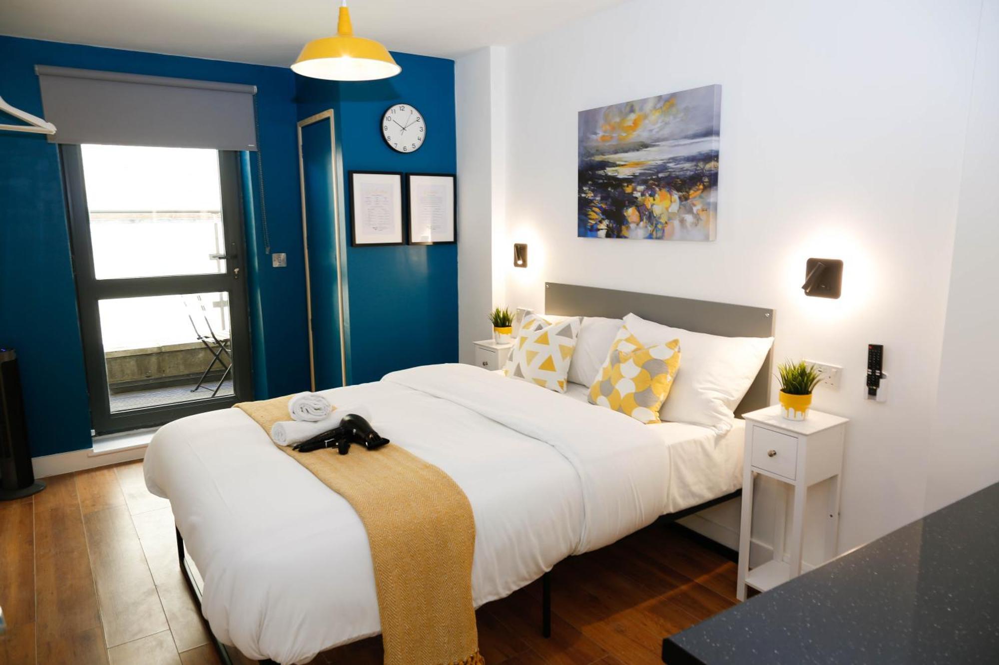 Quarto em Acomodações Particulares New Luxury In The Heart Of Next To Shops, Cafes, Bars & Metro With Shared Bathrooms