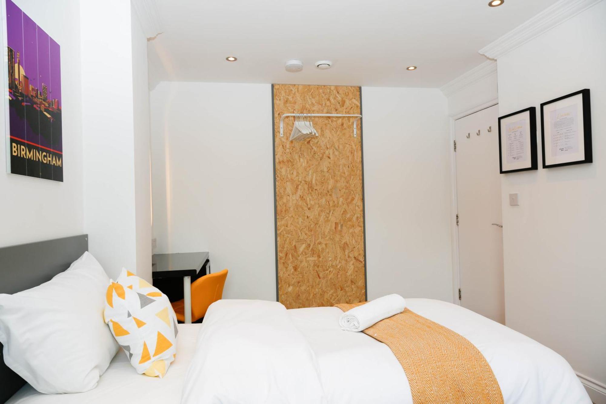 New Luxury In The Heart Of Next To Shops, Cafes, Bars & Metro With Shared Bathrooms * Londres