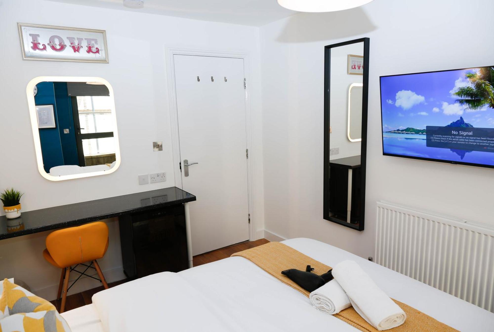 New Luxury In The Heart Of Next To Shops, Cafes, Bars & Metro With Shared Bathrooms Londres