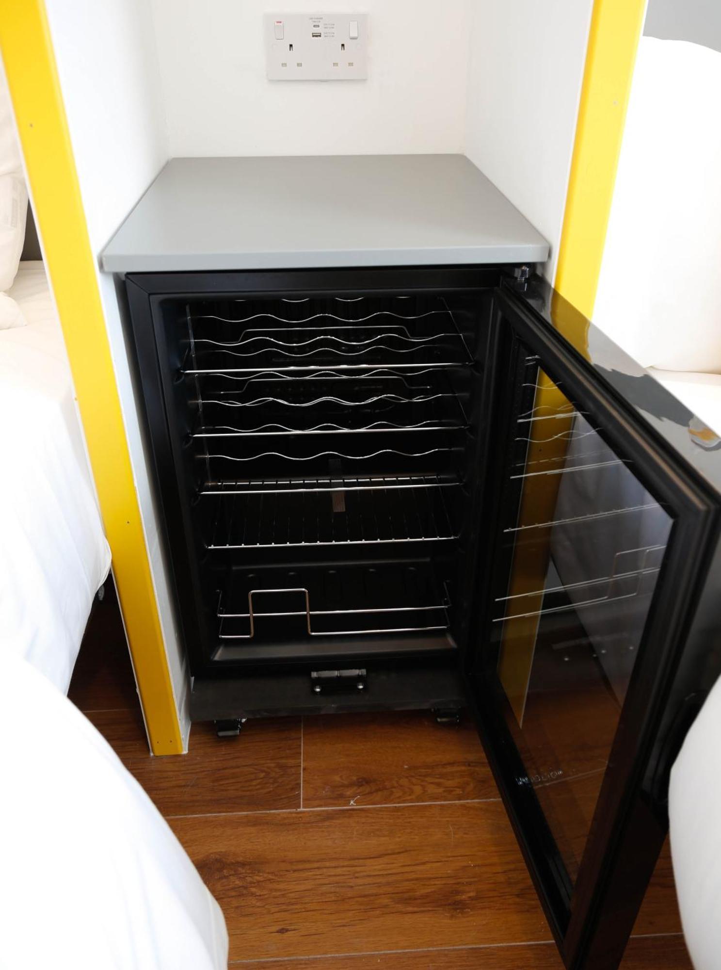 Quarto em Acomodações Particulares New Luxury In The Heart Of Next To Shops, Cafes, Bars & Metro With Shared Bathrooms *