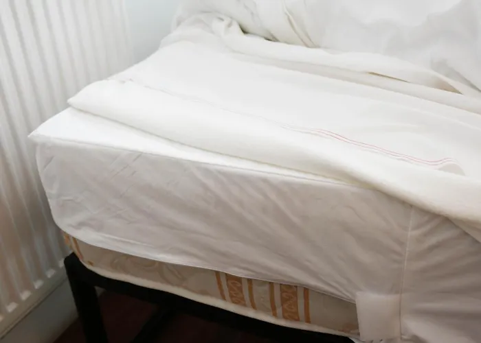 New Luxury Rooms In The Heart Of London Next To Shops, Cafes, Bars & Metro With Shared Bathrooms